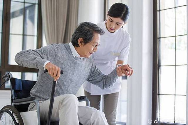银龄守护，专业相伴 老人护理与家政服务全指南